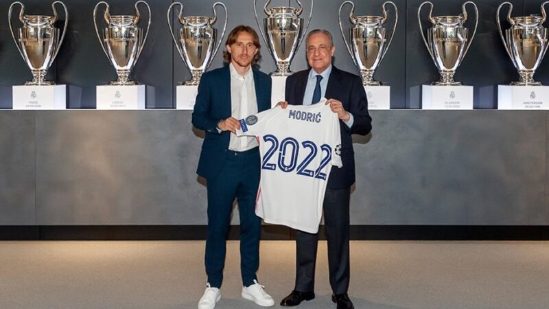 Real Madrid, tecrübeli yıldızı Luka Modric'in sözleşmesini uzattı.
