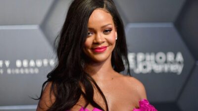 Rihanna süper minisiyle poz verdi