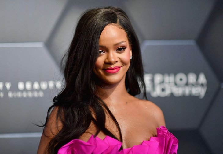 Rihanna süper minisiyle poz verdi Rihanna süper minisiyle poz verdi