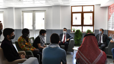 Dündar, Filistinli Öğrencilerle Omuz Omuza