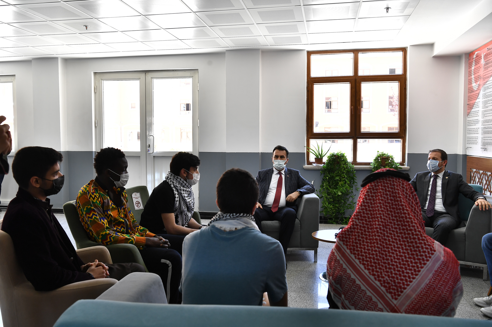 Dündar, Filistinli Öğrencilerle Omuz Omuza