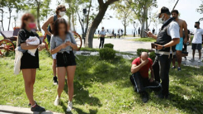 Kabindeki genç kızları görüntülerken yakalandı