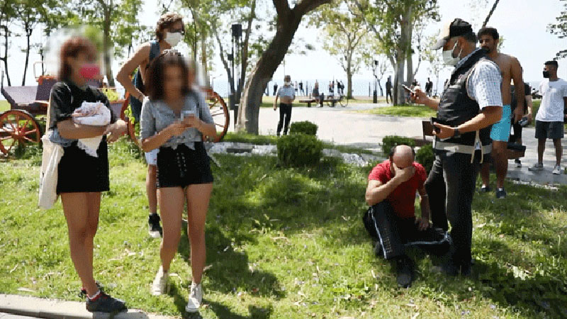 Kabindeki genç kızları görüntülerken yakalandı