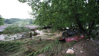 Bursa’da dere taştı, iş makineleri sürüklendi…
