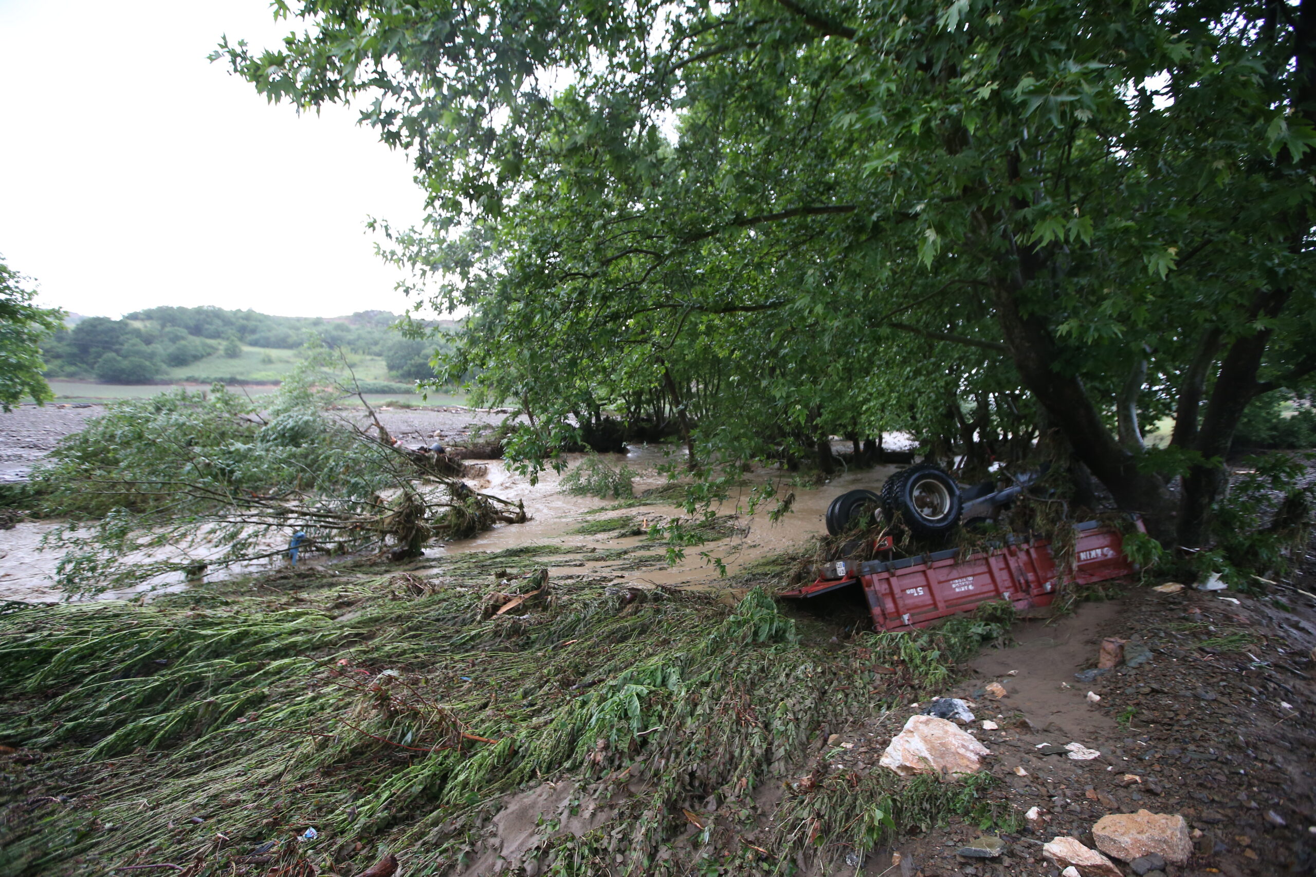 Bursa’da dere taştı, iş makineleri sürüklendi… Bursa’da dere taştı, iş makineleri sürüklendi…