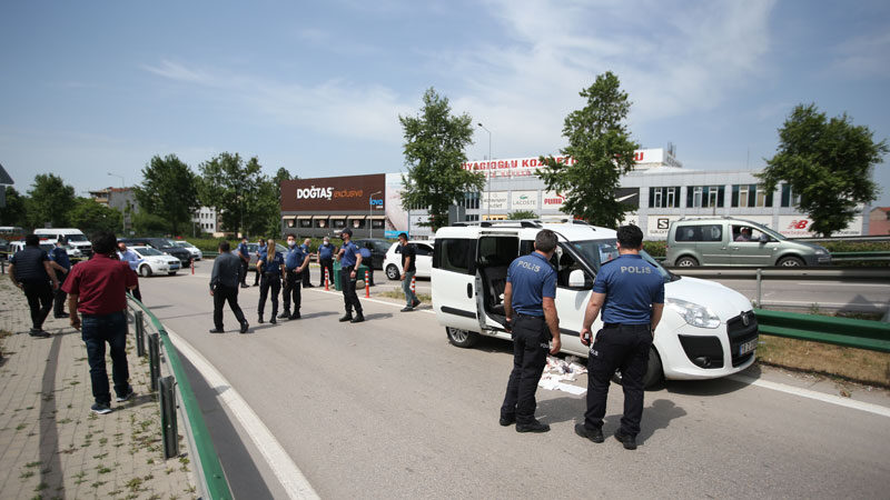 Bursa'nın Nilüfer ilçesinde bir sürücünün, araç kullandığı sırada bir otomobilden