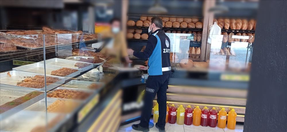 Zabıta kısıtlamada da denetimlerini aralıksız sürdürüyor Zabıta kısıtlamada da denetimlerini aralıksız sürdürüyor