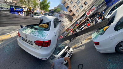 Korkunç kaza! Demir çubuklar otomobile saplandı