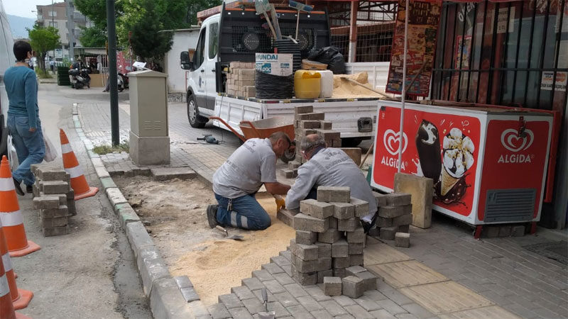 Bursa Büyükşehir Belediyesi Kent Estetiği Şube Müdürlüğü Bakım-Onarım ekipleri, tam