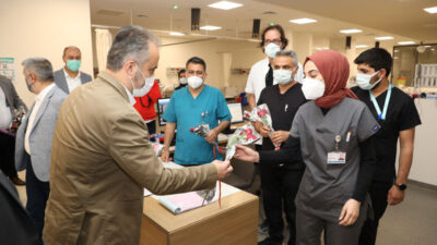 Başkan Aktaş’tan hemşirelere karanfilli kutlama