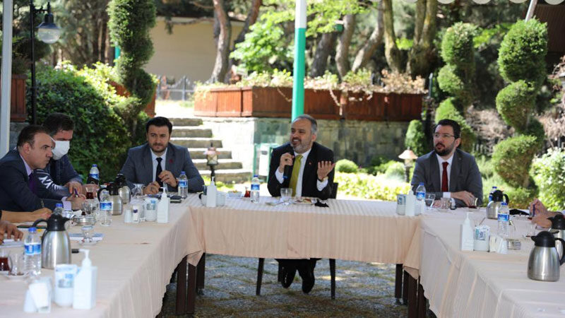 Bursa Büyükşehir Belediye Başkanı Alinur Aktaş, köşe yazarlarıyla bir araya