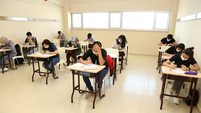 Bursa Büyükşehir Belediyesi, üniversite sınavı öncesinde, ‘Üniversite Yolunda Denemeye Değer’