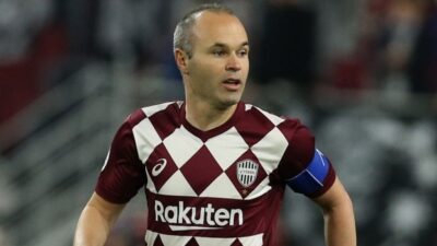Japonya 1. Futbol Ligi (J1 League) ekiplerinden Vissel Kobe'de forma