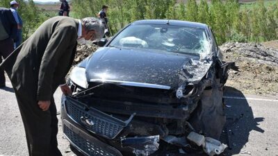 Minibüs ile lüks araç çarpıştı: 9 yaralı