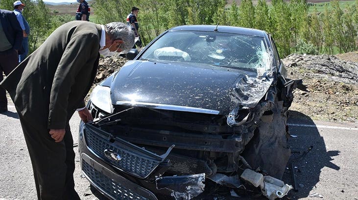 Minibüs ile lüks araç çarpıştı: 9 yaralı