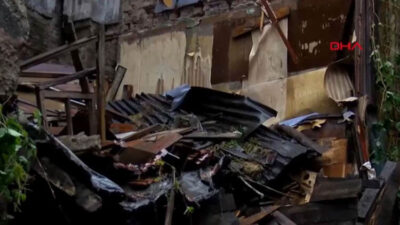 4 katlı ahşap bina çöktü