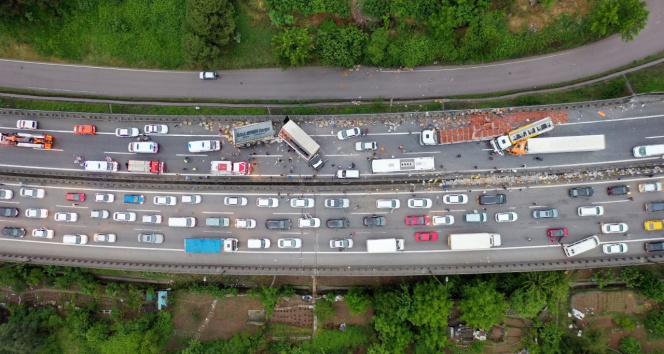 Zincirleme kaza! 20’den fazla araç birbirine girdi: Çok sayıda yaralı var