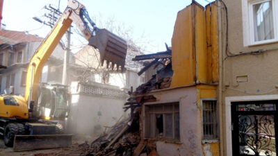 Osmangazi’de metruk binalar bir bir yıkılıyor