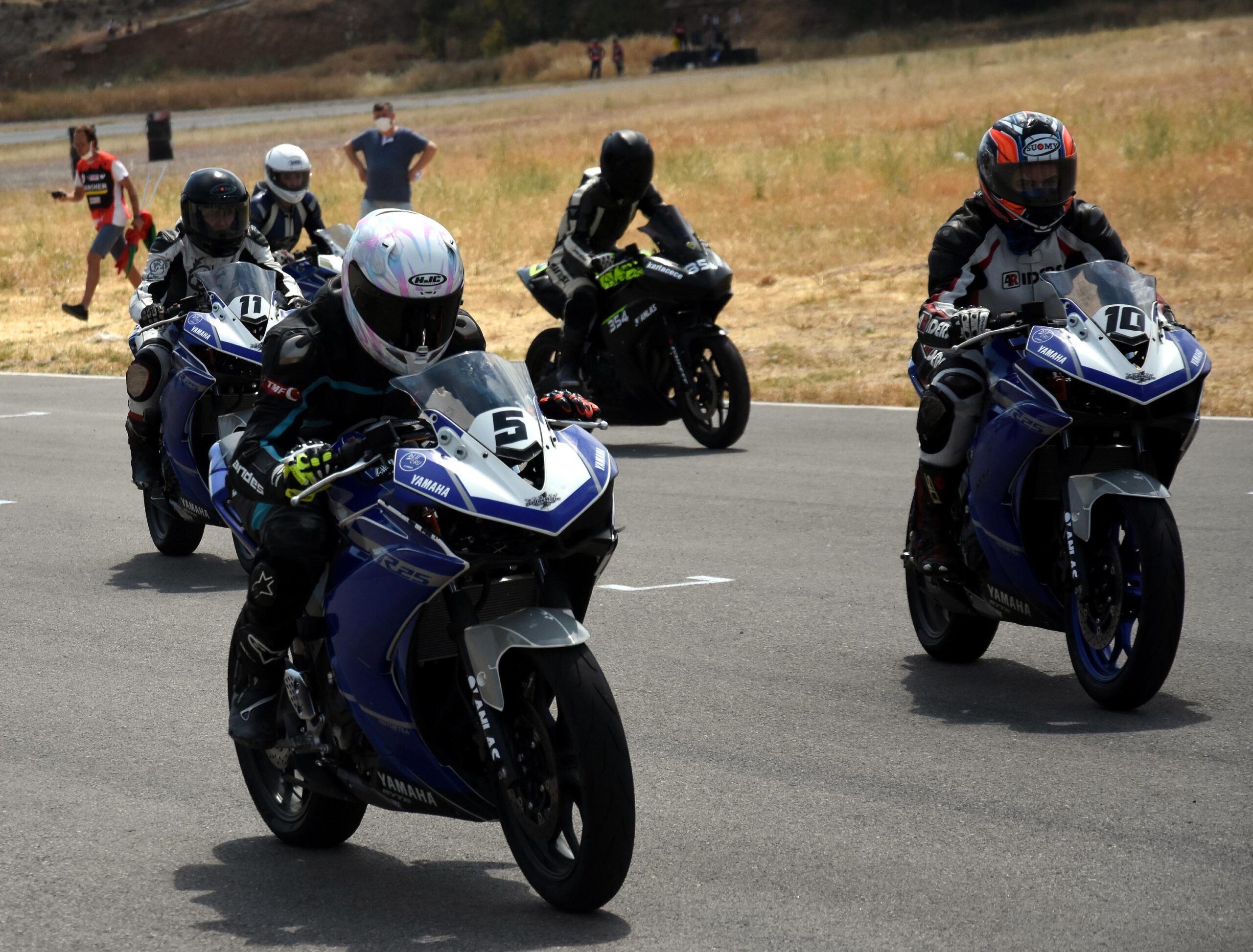 Kadın motorcular pistte nefes kesti