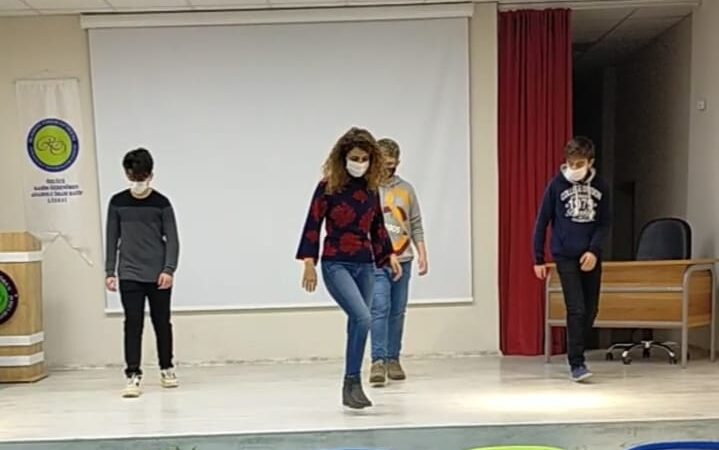 Özlüce Rasim Özdenören Anadolu İmam Hatip Lisesi'nde öğrenciler İngilizce'yi dans