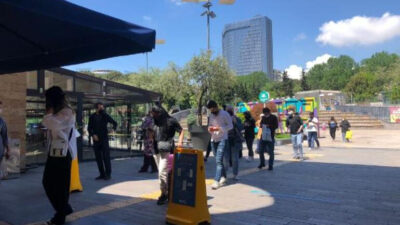 Kademeli normalleşmenin ilk gününde AVM’lere akın ettiler