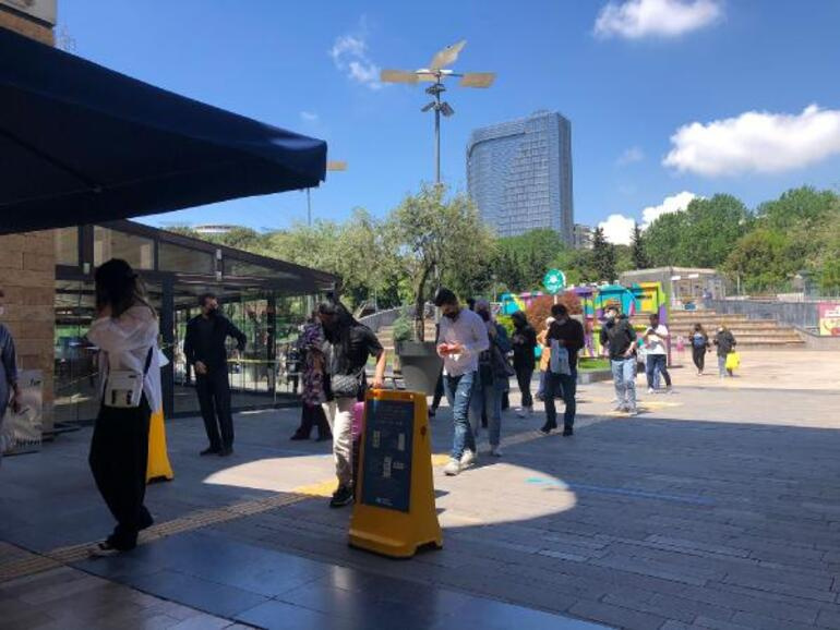 Kademeli normalleşmenin ilk gününde AVM’lere akın ettiler