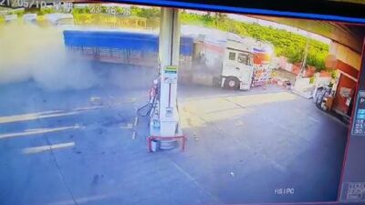 Lastiği patlayan TIR akaryakıt istasyonuna girdi