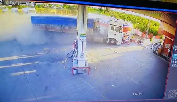 Lastiği patlayan TIR akaryakıt istasyonuna girdi