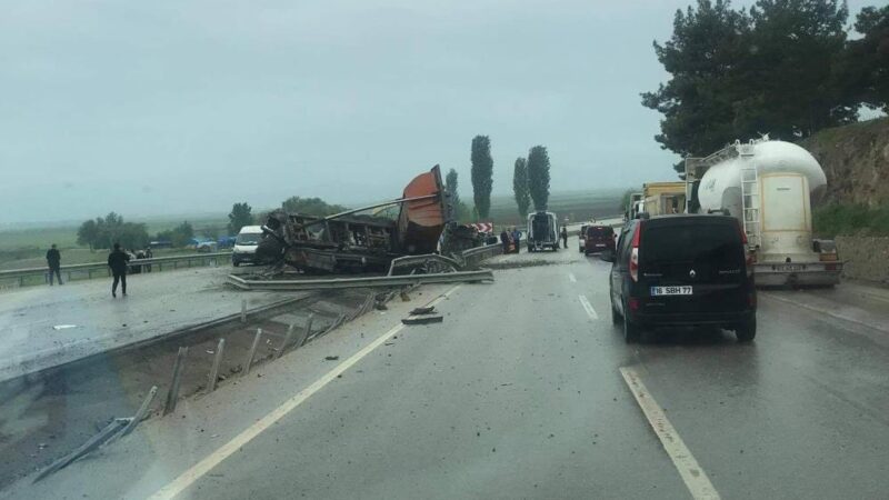 Bursa’da feci kaza! Metrelerce sürüklendi Bursa’nın Yenişehir ilçesine bağlı Koyunhisar Mevkisi'nde hafriyat yüklü TIR devrildi.
