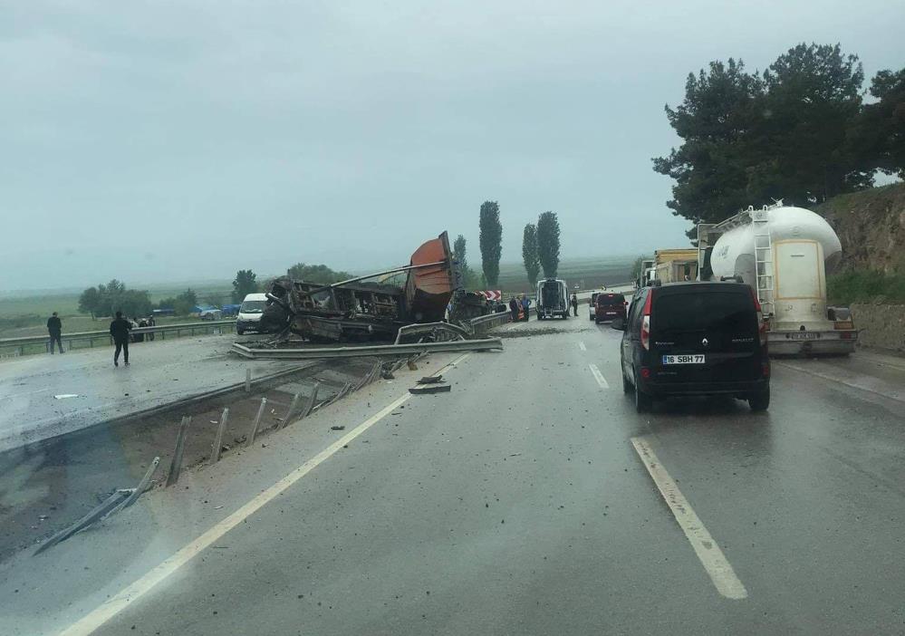 Bursa’da feci kaza! Metrelerce sürüklendi Bursa’da feci kaza! Metrelerce sürüklendi