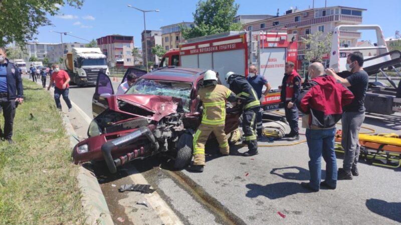 Bursa’da feci kaza! Ortalık savaş alanına döndü Bursa Orhangazi’de Yeniköy Kavşağındaki şehir girişi polis kontrol noktasında meydana