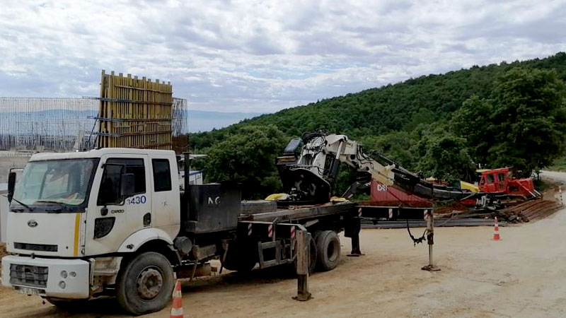 Bursa’da vinç devrildi