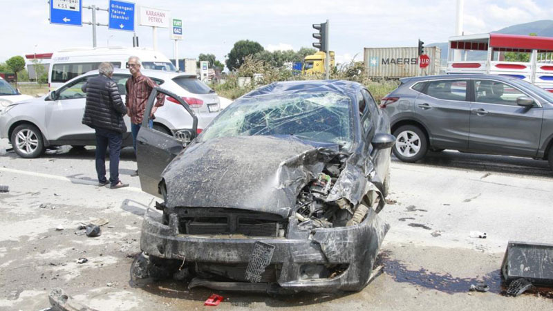 Bursa’da feci kaza: Ölümden döndüler Bursa’da feci kaza: Ölümden döndüler
