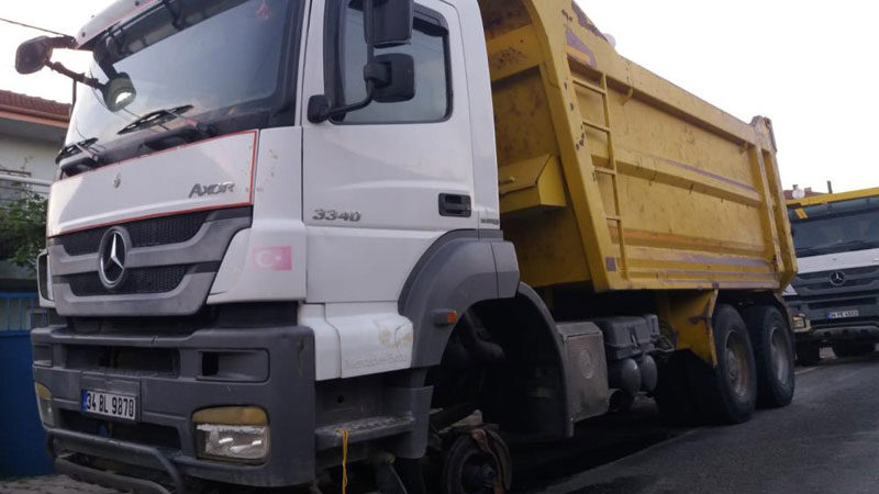 Bursa’da feci olay! Bomba gibi patladı Bursa’da bir hafriyat kamyonunun ön tekeri yerinden fırlayarak bomba gibi