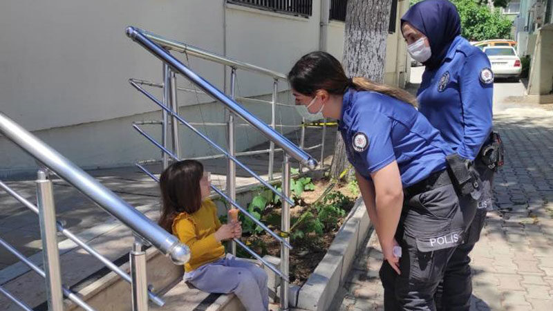 Bursa’da tek başına gezerken bulundu! Ailesine teslim edildi Bursa’nın İznik ilçesinde tek başına sokakta yürürken polislerin dikkatini çeken