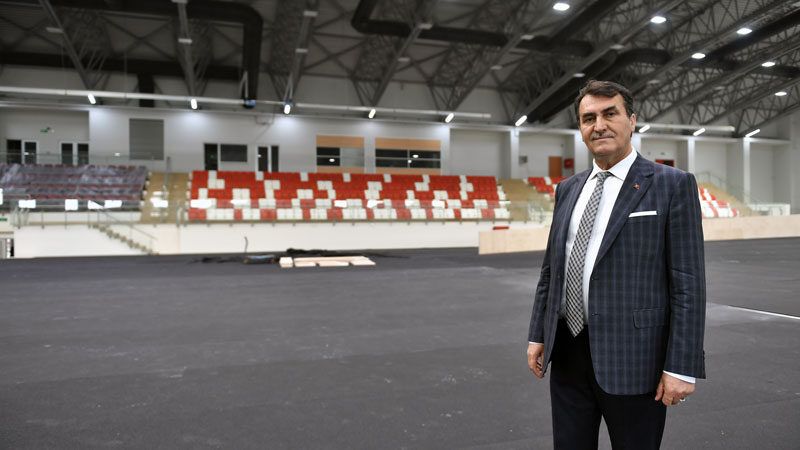 Osmangazi Belediyesi’nin vizyon projelerinden biri olan Osmangazi Atletizm Salonu, açılış
