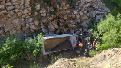 Kamyon 30 metrelik şarampole devrildi