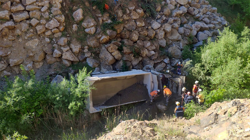 Kamyon 30 metrelik şarampole devrildi