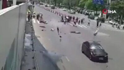 Kırmızı ışıkta durmayan araç yayaların arasına daldı: 4 ölü, 3 yaralı