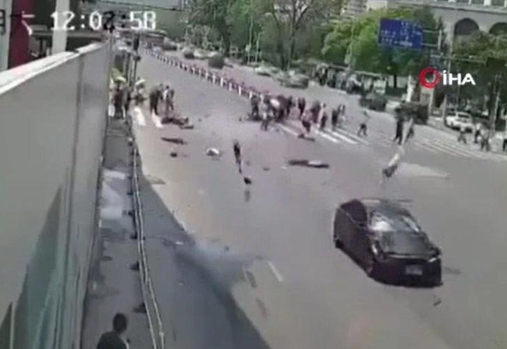 Kırmızı ışıkta durmayan araç yayaların arasına daldı: 4 ölü, 3 yaralı Kırmızı ışıkta durmayan araç yayaların arasına daldı: 4 ölü, 3 yaralı