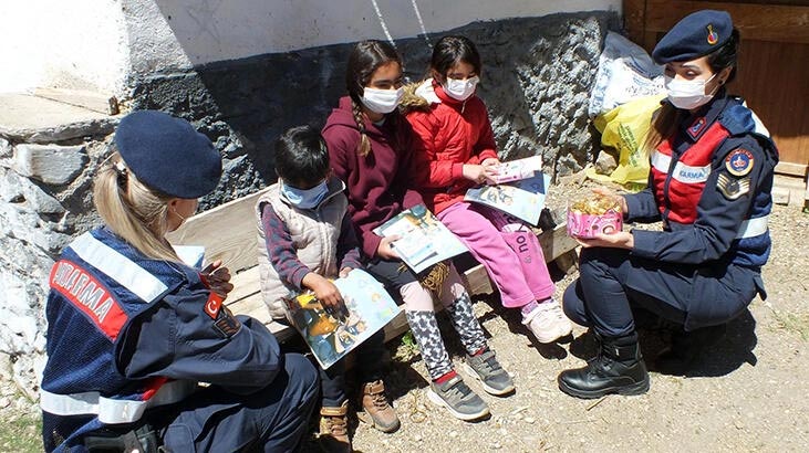 Jandarmadan köyde yaşayan çocuklara bayram hediyesi