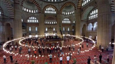 Selimiye Camii’nde ramazanın son cuma namazı tedbirlerle kılındı