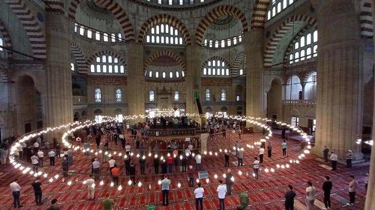 Selimiye Camii’nde ramazanın son cuma namazı tedbirlerle kılındı