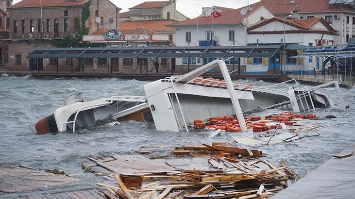 Ayvalık’taki fırtına nedeniyle 80 teknenin battığı belirlendi