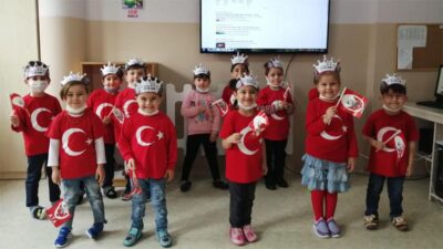 İstiklal Marşı ışığında milli değerleri öğreniyorlar