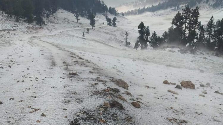 Ceviz büyüklüğünde dolu yağdı! Her yer beyaza büründü