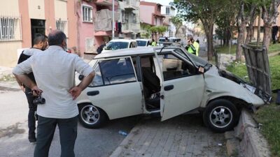 Otomobil, çocuk parkında beton bordüre çarptı; 3 kişi yaralandı