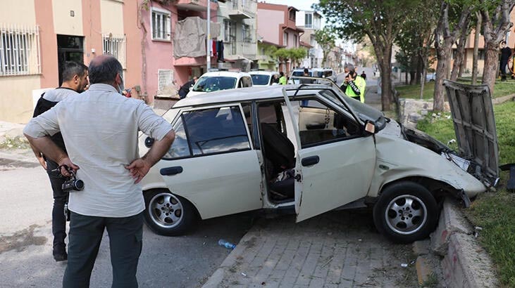Otomobil, çocuk parkında beton bordüre çarptı; 3 kişi yaralandı