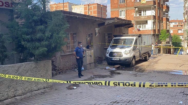Boşanma aşamasındaki eşini ve kayınvalidesini yaraladı