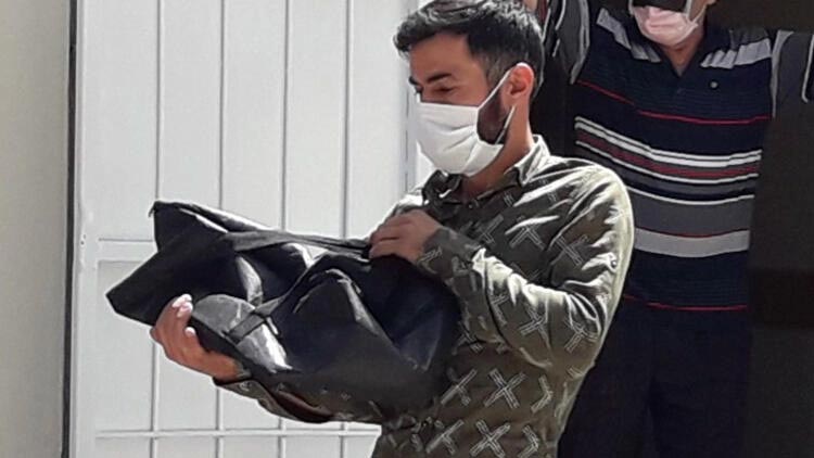 Bir babanın en acı anı! Bebeğinin cansız bedenini kucağında taşıdı